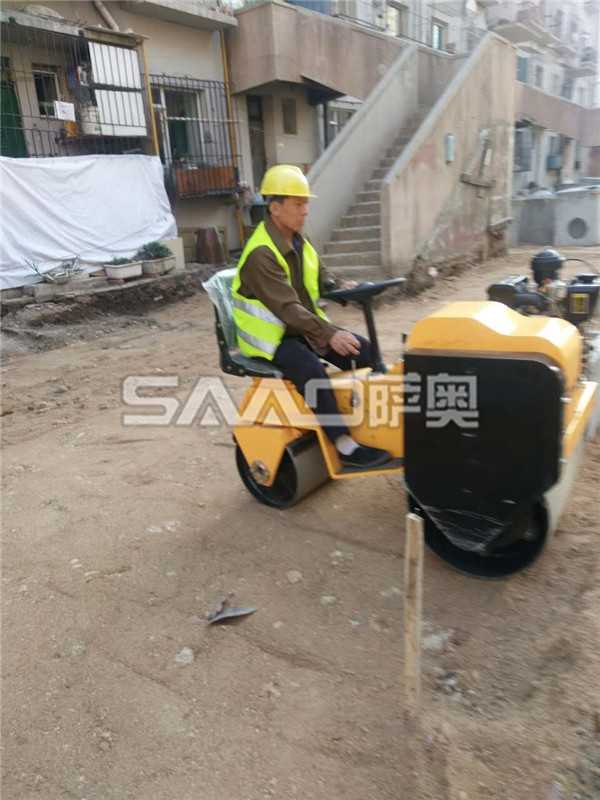 座驾小型压路机施工现场